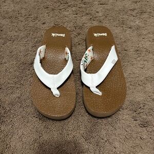 New without tags women’s size 7 Sanuk flip flops